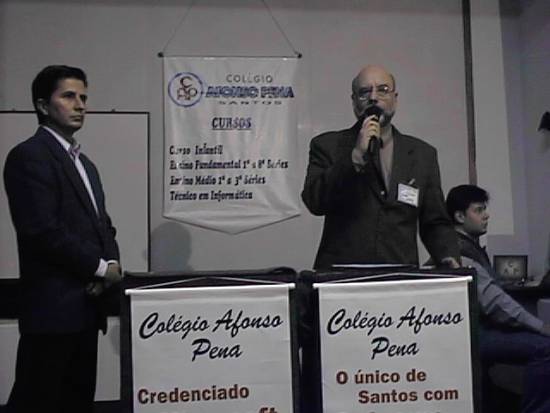 O palestrante Enilson foi apresentado pelo diretor do Afonso Pena, Cludio de Carvalho