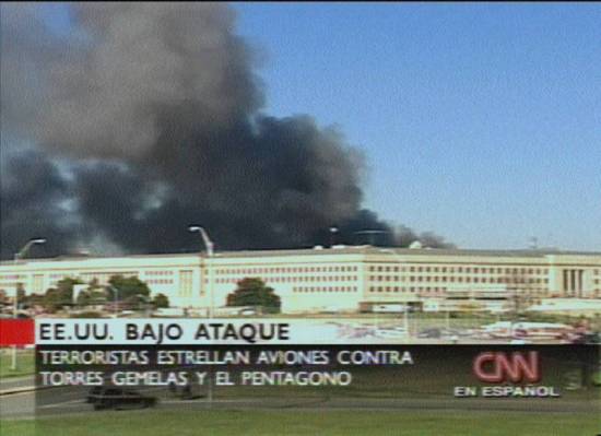 Imagem da TV CNN em espanhol s 18h04: Pentgono ainda em chamas, em Washington