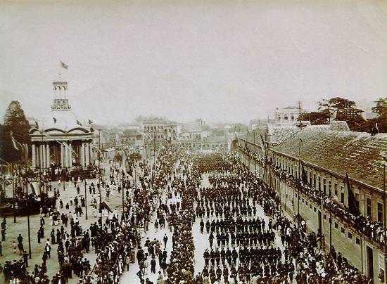 Em 15/11/1894, as unidades militares reconstituem fielmente as posições que ocuparam na praça da República em 1889