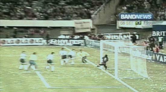 Imagens do gol doado pelos argentinos, no jogo de 5/9/2001 (captura de tela: TV Band News)