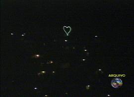 Outro luminoso do crime organizado, na noite carioca. (Imagem: TV Globo/Brasil, 9/1/2002, 20h38)