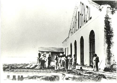 Início do desmonte do Trapiche Brazil, em 18 de fevereiro de 1899
