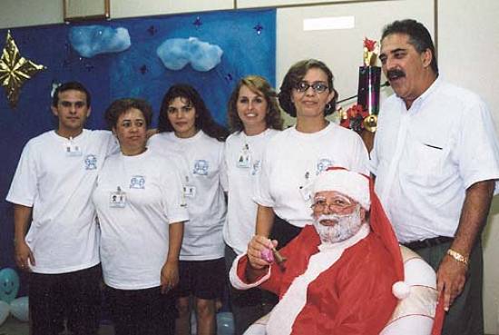 Wanderley Maduro com voluntrias do programa e o vereador Marinaldo Nenke, vestido de Papai Noel (Foto: Soraya Liguori/CMG)