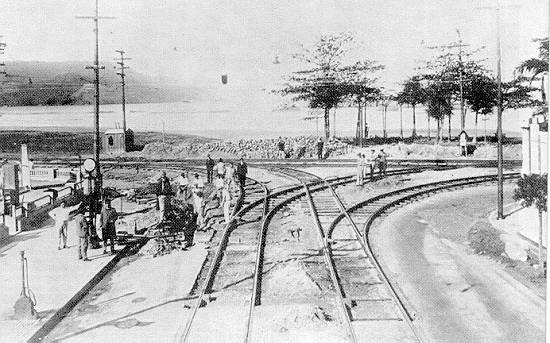 Nos anos 30 do sculo XX, reparos em execuo na linha 4, bairro da Ponta da Praia