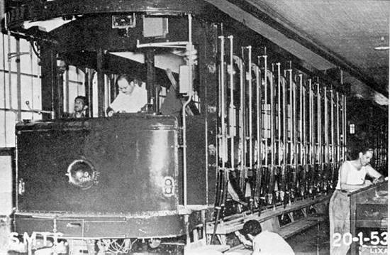 Manutenção de bondes no SMTC, em 1953