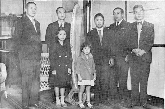 Sasaki, o cônsul Kinji Kanada, as meninas Sadayo e Takie, Sadami Okida, Hugo Machado e Yoshinobu Sakai, na homenagem em 1935