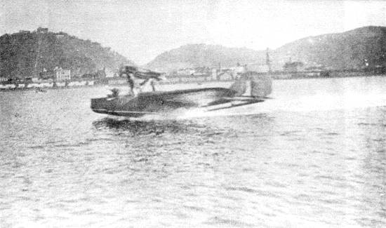 Amerissagem do 'Jahu' ao Estuário de Santos (ao fundo, o Monte Serrat), nos anos 20 (foto: livro 'Asas e Glórias de S.Paulo')