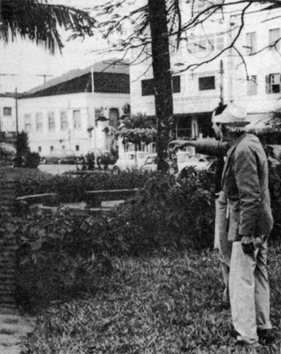 52 anos depois, o sr. Lindolfo aponta o local do pouso, hoje transformado em um jardim, em Ubatuba