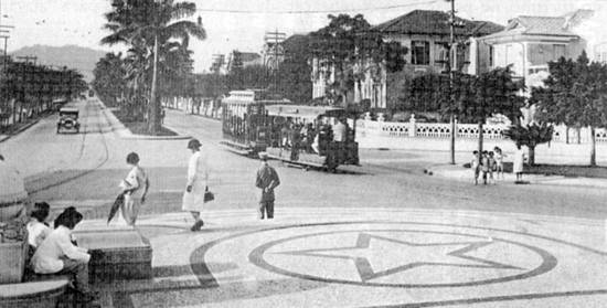 Em 1934, o bonde 2 com o reboque em que se pagava meia passagem, na Pra�a da Independ�ncia, em Santos