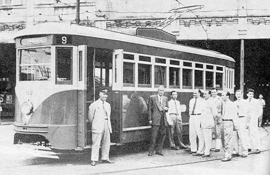 Diretores do SMTC posam junto ao primeiro bonde fechado 'camar�o'