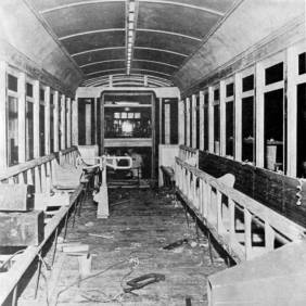 In�cio da transforma��o de um bonde aberto em ve�culo fechado