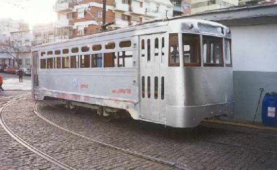 O bonde 3361 em fase de pintura, em foto de 8/2000 enviada por Lucio Pe�aloza e Ernesto Falzone