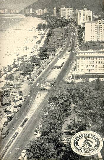 Gonzaga, com o abrigo de bondes e um bonde passando defronte da Av. Ana Costa, em foto de 1956 de J.Herrera