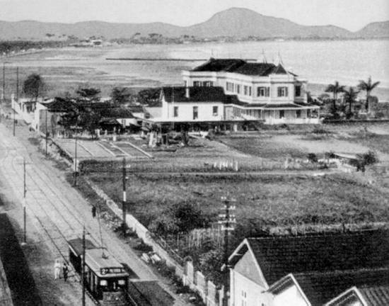 Bonde 2 na Avenida Presidente Wilson, no Jos� Menino, passando junto ao antigo hotel Internacional, nos anos 40