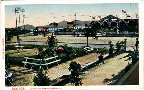 Visto do jardim do Parque Balne�rio Hotel, um bonde sai da Av. Ana Costa e vai pela praia do Gonzaga em dire��o ao Jos� Menino