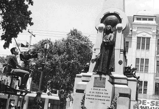 Placa indica o local na Rua do Com�rcio em que existiu a casa natal de Bartolomeu de Gusm�o