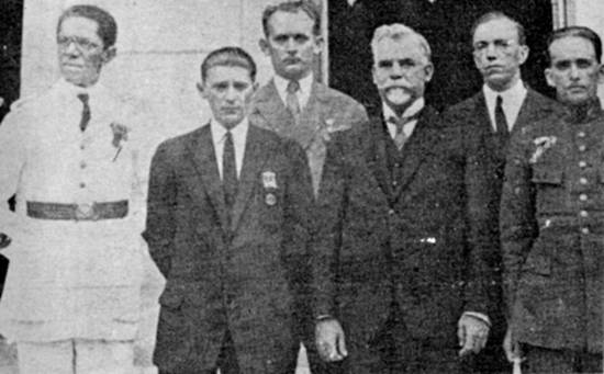 Tripula��o do 'Jahu' e autoridades, no Rio de Janeiro (foto: 'Edi��o Extra', 8/1962)