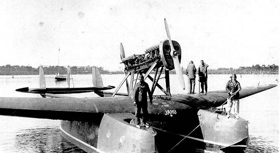 O hidroavi�o, na represa de Santo Amaro, sendo inspecionado no dia seguinte ao hist�rico pouso