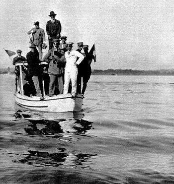 A tripula��o do 'Jahu', seguindo para terra logo ap�s o pouso na represa de Santo Amaro