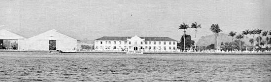 Pr�dio do comando da Base A�rea, cerca de 1980, vendo-se � esquerda o hangar do Esquadr�o A�reo (foto: jornal 'Cidade de Santos')