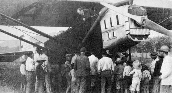 O sr. Lindolfo (de chapéu e paletó branco, último à direita) observa o avião que fez um pouso forçado em Ubatuba