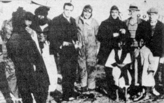 Saint-Exupéry (de terno) e Léon Antoine (de chapéu), em Cap Juby