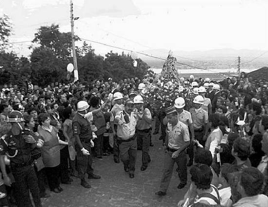 Chegada da prociss�o ao alto do Monte Serrat, em 8/9/2002 (Foto: Ant�nio Vargas/Decom-PMS)