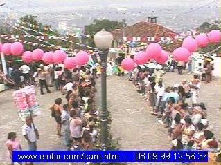 Multid�o aguarda a chegada da prociss�o no alto do Caminho Monsenhor Moreira, no Monte Serrat