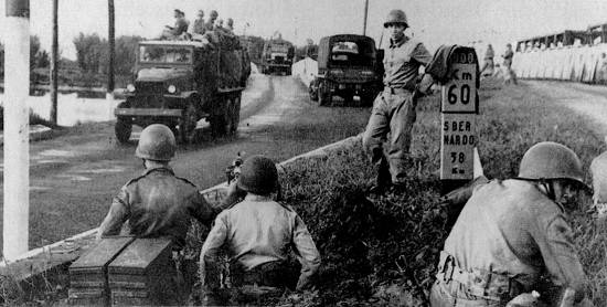 Tropas do IV Regimento de Quitaúna chegam a Santos (Foto: '100 Anos de República', vol. VI-1951-1958, Ed. Nova Cultural, São Paulo-SP,1989