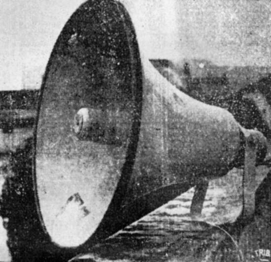 Da sacada de 'A Tribuna', deste alto-falante, saiu a voz de Giusfredo Santini que irradiou a partida