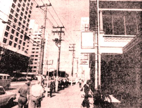 Os atrativos são muitos: cinemas, livrarias, bares, comércio anunciando a última moda