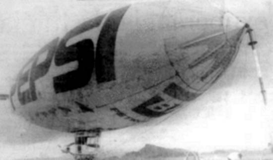 O dirigível deve realizar um passeio noturno, para que a sua iluminação possa ser apreciada (Foto: Paulo Freitas, 'A Tribuna', 21/1/1995)