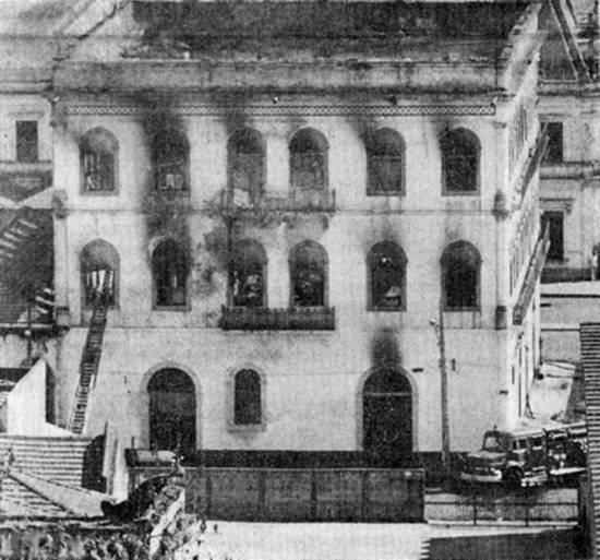 Do imponente casar�o restaram apenas as quatro paredes externas (foto: Walter Mello, 'A Tribuna', 5/8/1985)