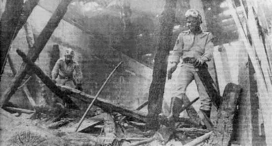 Quando o dia clareou, os bombeiros puderam ver melhor os grandes estragos provocados pelo fogo (foto: Walter Mello, 'A Tribuna', 5/8/1985)