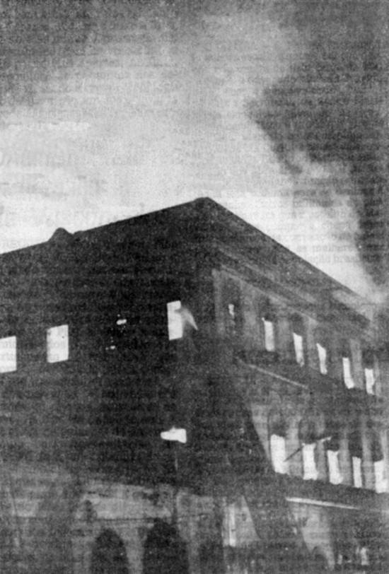 As chamas propagaram-se com rapidez, formando um cen�rio fantasmag�rico (foto: Arnaldo Giaxa, 'A Tribuna', 5/8/1985)