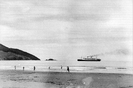 Raríssima foto do 'Conte Grande' entrando na barra de Santos no início de 1940