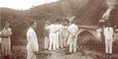 As excurs�es da AMS eram comuns na d�cada de 40. Na foto, uma visita �s obras da Via Anchieta.