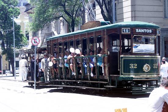 E o bonde volta a trafegar pelo centro santista...