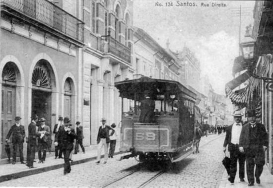 Bonde puxado por burros na Rua Direita, atual Rua XV de Novembro, em Santos