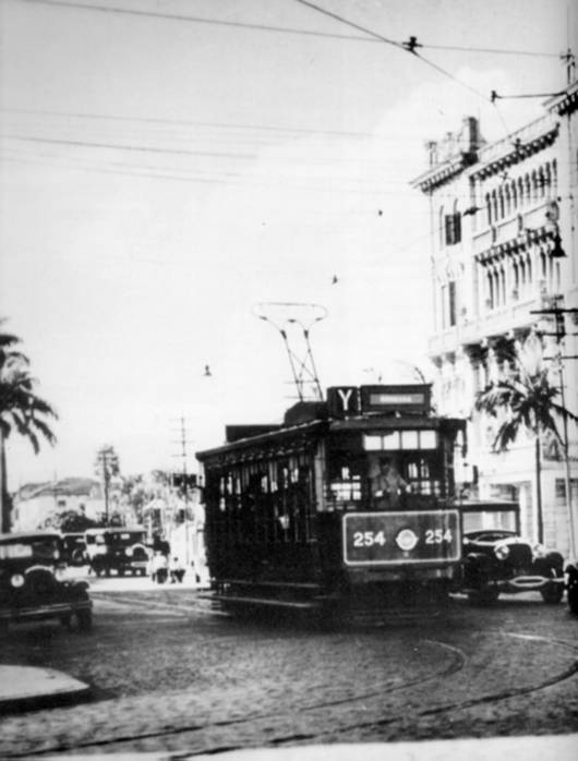 O bonde Y, defronte ao antigo Hotel Parque Balne�rio, no Gonzaga
