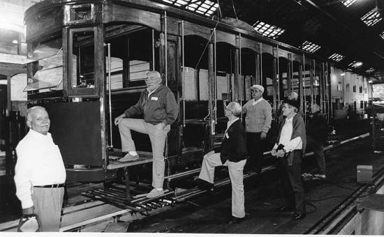 Motorneiros e condutores visitam as oficinas do bonde na Vila Mathias