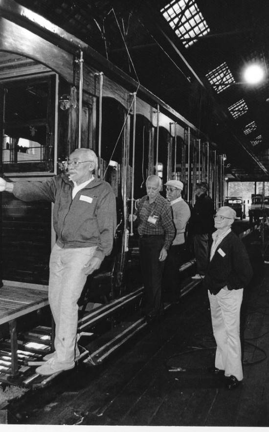 Motorneiros e condutores visitam as oficinas do bonde na Vila Mathias