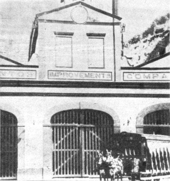 Bonde puxado por burros deixa a garagem da Cia. City na Vila Mathias, no in�cio do s�culo XX