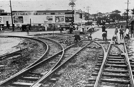 Obras de cal�amento em 1930 na praia do Boqueir�o, defronte � Avenida Conselheiro N�bias