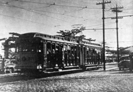 Bonde articulado trafega entre as praias do Gonzaga e do Boqueirão