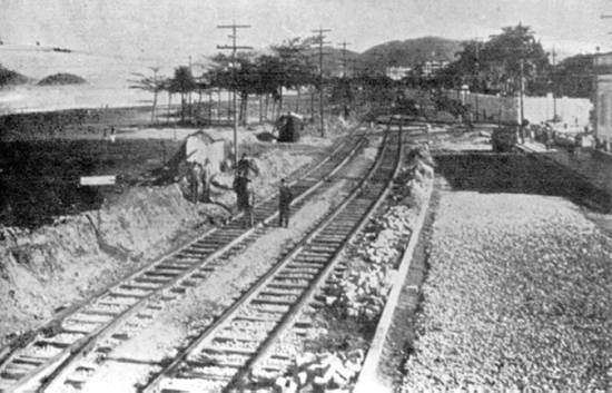 Diretores da Cia City na d�cada de 30 inspecionam obras junto � praia do Boqueir�o