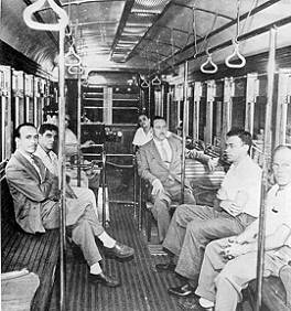 Uma das primeiras viagens em bonde fechado, em Santos