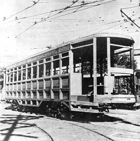 Nas oficinas da SMTC, in�cio da transforma��o dos bondes em ve�culos fechados