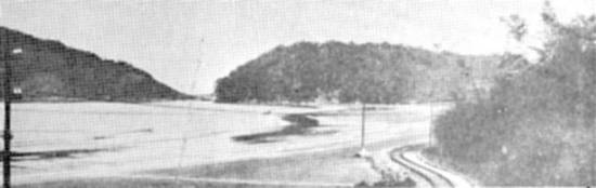 Foto antes da constru��o da Ponte P�nsil em 1914, com o trilho do bonde junto � areia da praia em S.Vicente, �rea da atual Av. Pedro de Toledo