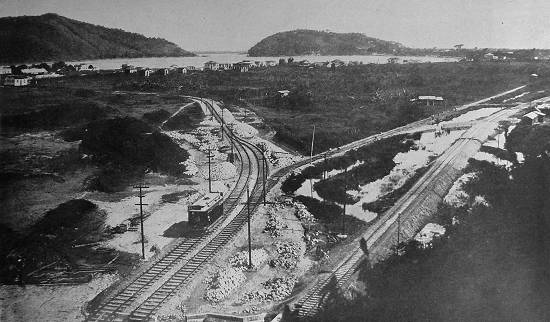 Praia do Itararé e região de Boa Vista, em 1912, logo após a Pedra dos Ladrões, vendo-se ainda a baía e os morros do Tumiaru e Barbosas